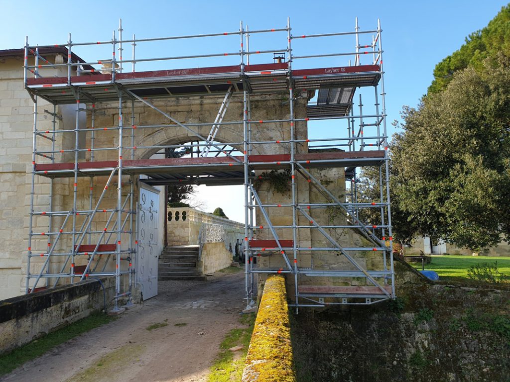 ST SEURIN D'UZET - échafaudage entrée du château